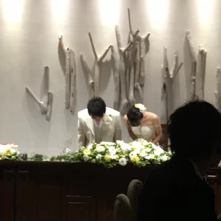 主役の席が最初閉まっている壁が開いて登場しました