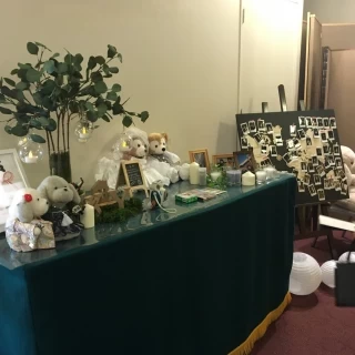 披露宴会場の前に新郎新婦のグッズを飾るところがありました