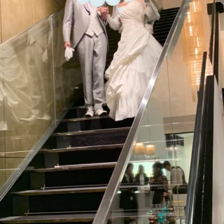 式の後、新郎新婦が階段からゲストのところへ登場しました。