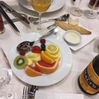 果実酒作りの演出用の果物がテーブルに配られました