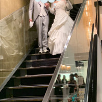 式の後、新郎新婦が階段からゲストのところへ登場しました。