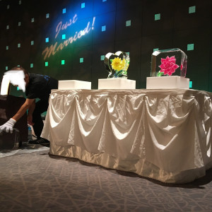 氷を彫って色を入れて作品ができ、ゲストも体験させてもらえた|393168さんのホテルコンコルド浜松の写真(683812)