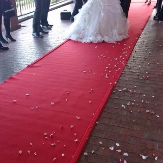 フラワーシャワーで新郎新婦をお見送り