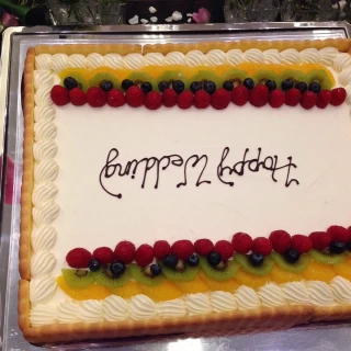 たくさんのフルーツがのってるウェディングケーキ