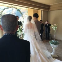 外が見えて明るいチャペルでした。