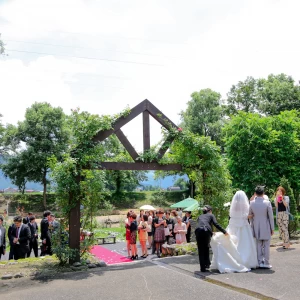 この奥に川あり、森あり・・・自然豊かな背景をバックに挙式。|394737さんの八海山 泉ヴィレッジ（営業終了）の写真(221056)