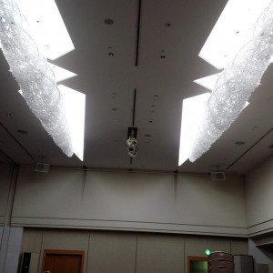 披露宴会場1 天井の照明がきれいです|395579さんの小田急ホテルセンチュリー相模大野（ウエディング取扱終了）の写真(217424)