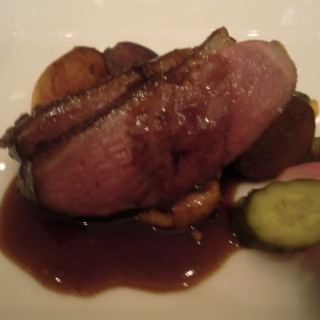 鴨肉。フルーツを添えて
