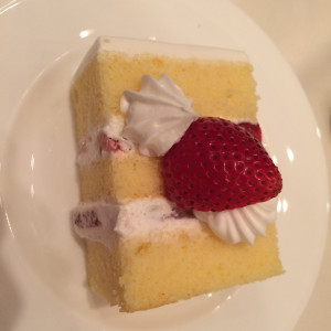 カットされたウエディングケーキ。シンプルで美味しかった|398547さんの長岡グランドホテル （ 横浜BBHグループ）の写真(728261)