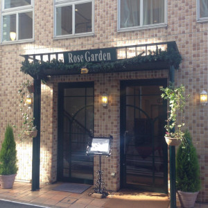 ホテルすぐ横離れにある会場入り口|400830さんのホテルローズガーデン新宿の写真(228964)