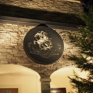 建物の外壁にはレストランのシンボルマークが付いています。|400976さんのセントジョージジャパンの写真(297187)