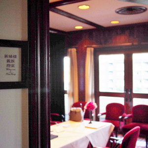 新婦親族控室は赤いソファです。|400976さんのセントジョージジャパンの写真(297190)
