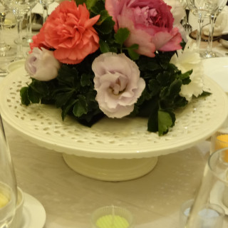 ゲストテーブルの花皿