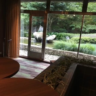 ロビーからも緑がたくさん見れます