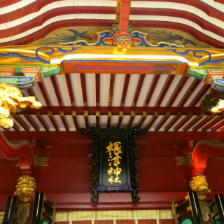 格式高い漆塗りの本殿