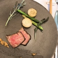 お肉も一口でしたがやわらかくておいしかった！黒のお皿に映える