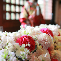 花嫁の色打ち掛けと装花の色合いマッチ