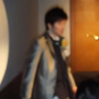 光の角度により輝く色が変わるタキシード