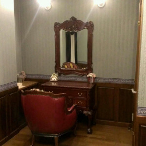 新郎のチャペル控室にも鏡が|403983さんのHAMILTON HOTEL KAZUSA（ハミルトンホテルカズサ）の写真(234238)