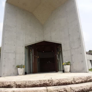 チャペル入り口（屋外）