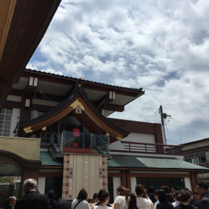 ここから新郎新婦とのその両親が餅撒きをします|404946さんの神明神社 参集殿 jujuの写真(394549)