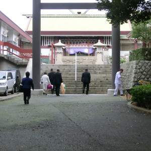 神社の全体像。左側が控室の建物です。|404946さんの千葉縣護国神社（produce by 華雅苑）の写真(236206)