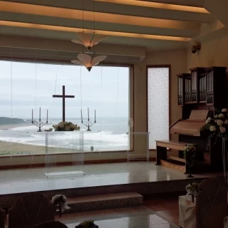 目の前に広がる美しい海にパイプオルガンの音が響いてステキ
