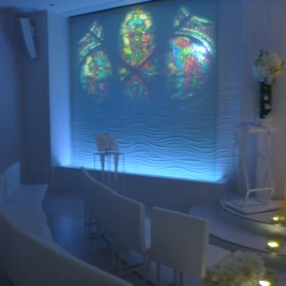 水が流れていて、ここに映像を映し出せる