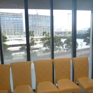 大きい窓から船が見える