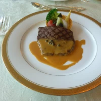 料理も、皿も婚礼を感じさせる