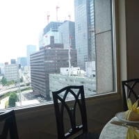 横に首都高が走っているが回りに高い建物がないのでゆったりし