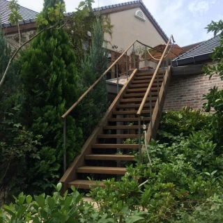 ここを通ってチャペルへ行った