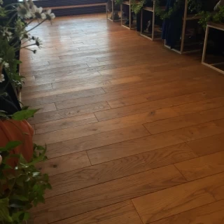 落ち着きのあるウッドの床