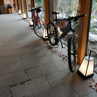 通路の装飾（2人の自転車と折り鶴）
