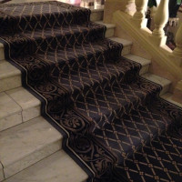 絨毯がしかれた階段