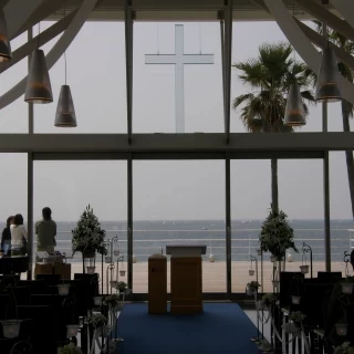 ロールカテーンが上がると海が見えます。