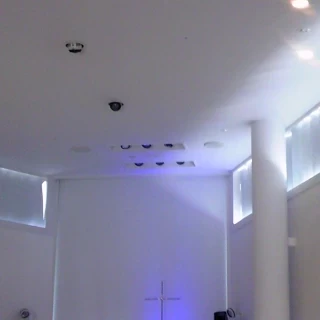 チャペル天井で光が入ってきます