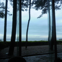 ロビーから見る日本海