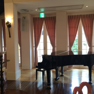グランドピアノを入れ、ヴァイオリンとのデュオ演奏をしました。