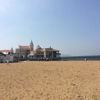 海辺に浮かんでいるよう
