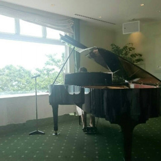ご友人のピアノ演奏。グランドピアノが豪華！！
