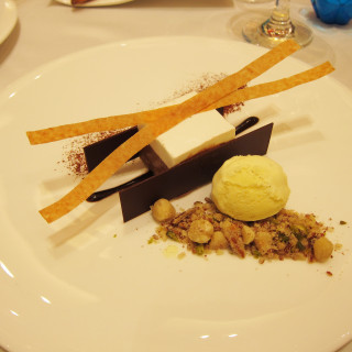 ココナッツとビターチョコレートのガトーアイスクリーム添え