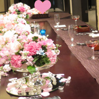 メインテーブルの装花(横から見た様子)