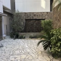 ちょっとしたお庭でフラワーシャワーができるようです。