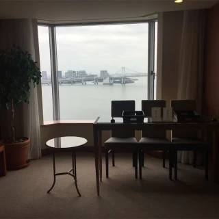 挙式会場の前室（受付）からも海がみえます。
