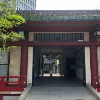 新郎新婦が歩く廊下。
