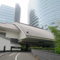 壮大なエントランスと外観。