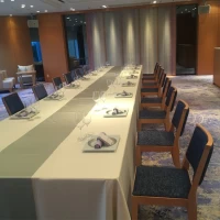 ゲスト20名程度を許容する披露宴会場。