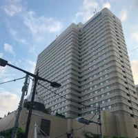 駅を出るとすぐにビルがみえます。