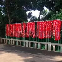 大きい神社であることを思わせるのぼり。